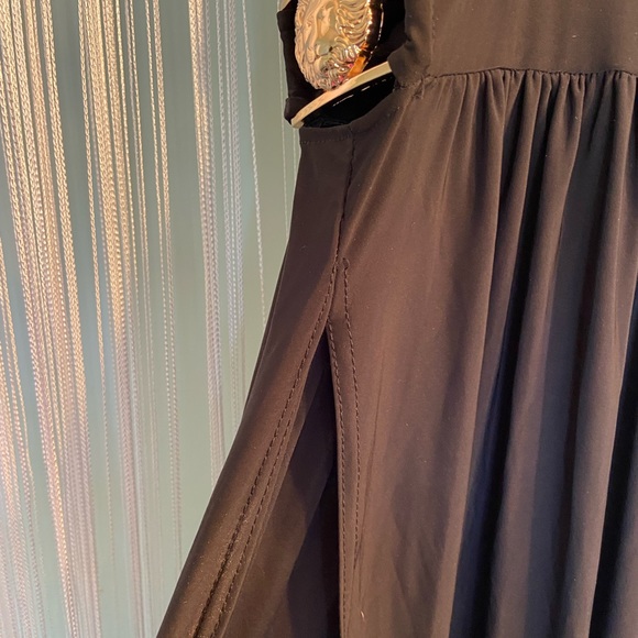 Pretty Little Thing Black Maxi Cut Out High Slit Gold Medallion Dress NWT Size 0 - Picture 6 of 16